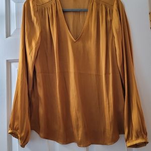New Banana Republic gold silky top